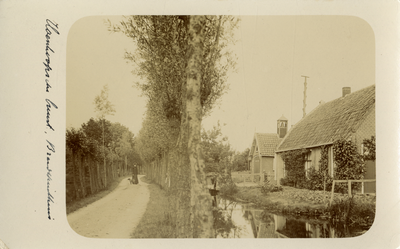 16537 Gezicht in de Hoenkoopse Buurtweg en de wetering te Hoenkoop (gemeente Oudewater) uit het zuidwesten; met rechts ...